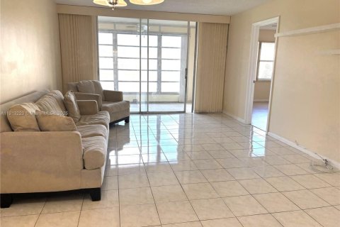 Condo in Sunrise, Florida, 2 bedrooms  № 1968789 - photo 9