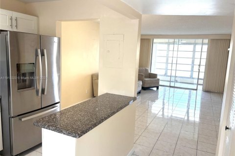 Condo in Sunrise, Florida, 2 bedrooms  № 1968789 - photo 4