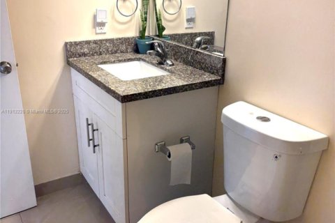 Condo in Sunrise, Florida, 2 bedrooms  № 1968789 - photo 20