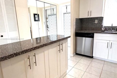 Condo in Sunrise, Florida, 2 bedrooms  № 1968789 - photo 5