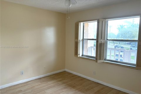 Condo in Sunrise, Florida, 2 bedrooms  № 1968789 - photo 21