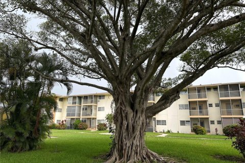 Condo in Miami, Florida, 1 bedroom  № 1863496 - photo 13