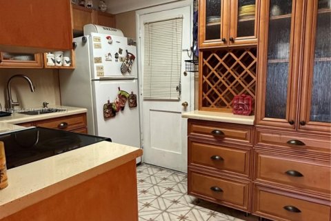 Condo in Miami, Florida, 1 bedroom  № 1863496 - photo 9