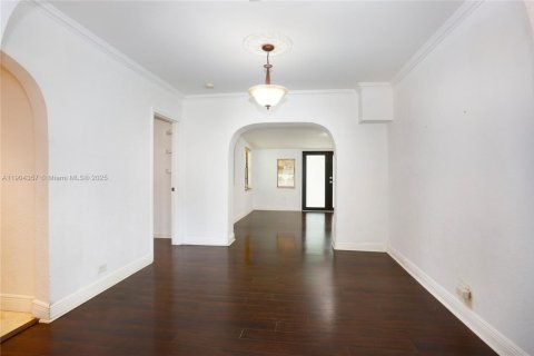 House in Miami, Florida 3 bedrooms, 142.51 sq.m. № 1955096 - photo 6