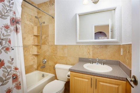 House in Miami, Florida 3 bedrooms, 142.51 sq.m. № 1955096 - photo 17