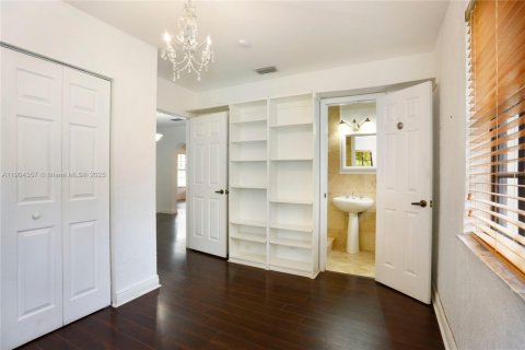 House in Miami, Florida 3 bedrooms, 142.51 sq.m. № 1955096 - photo 11