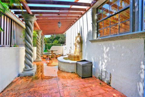 House in Miami, Florida 3 bedrooms, 142.51 sq.m. № 1955096 - photo 24
