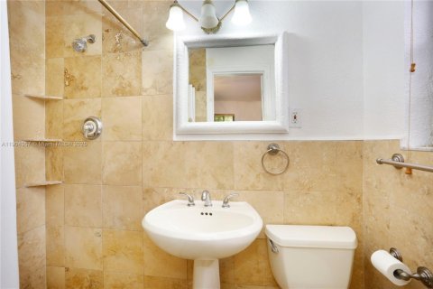 House in Miami, Florida 3 bedrooms, 142.51 sq.m. № 1955096 - photo 12