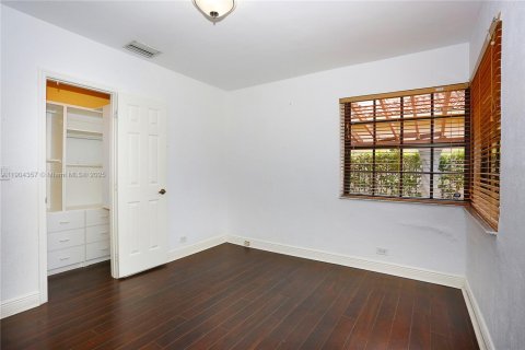 House in Miami, Florida 3 bedrooms, 142.51 sq.m. № 1955096 - photo 14