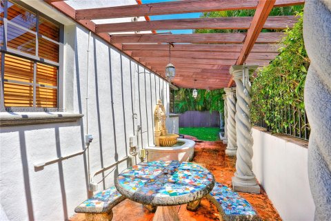 House in Miami, Florida 3 bedrooms, 142.51 sq.m. № 1955096 - photo 22