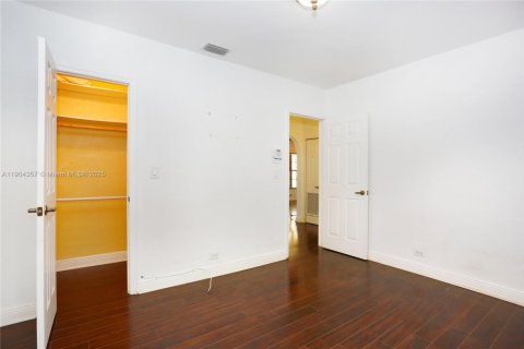 House in Miami, Florida 3 bedrooms, 142.51 sq.m. № 1955096 - photo 16