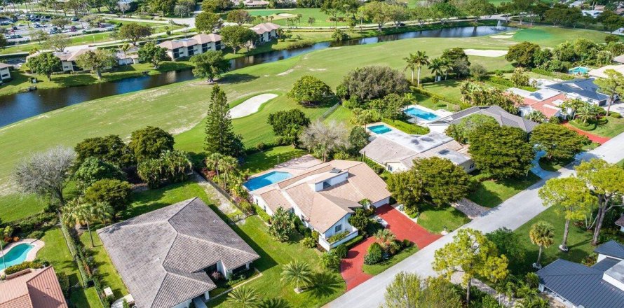 House in Delray Beach, Florida 3 bedrooms, 311.32 sq.m. № 1051153