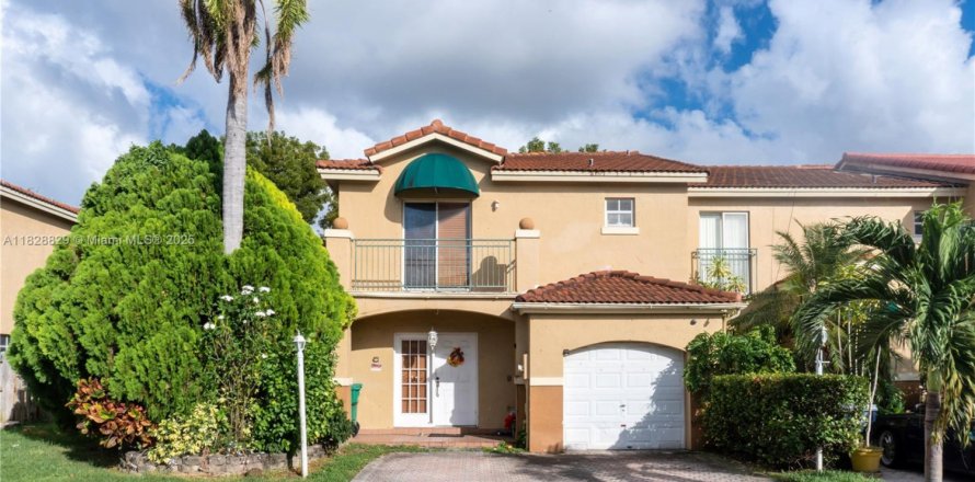 Townhouse in Miami, Florida 3 bedrooms, 171.68 sq.m. № 2018787
