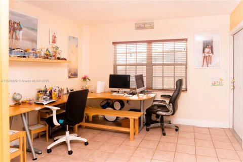 Townhouse in Miami, Florida 3 bedrooms, 171.68 sq.m. № 2018787 - photo 10