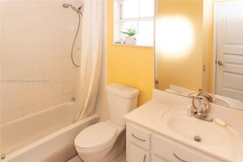 Townhouse in Miami, Florida 3 bedrooms, 171.68 sq.m. № 2018787 - photo 15