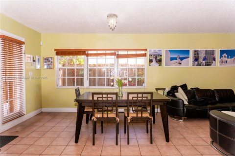 Townhouse in Miami, Florida 3 bedrooms, 171.68 sq.m. № 2018787 - photo 3