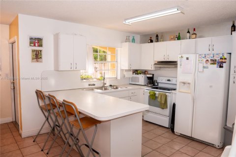 Townhouse in Miami, Florida 3 bedrooms, 171.68 sq.m. № 2018787 - photo 8