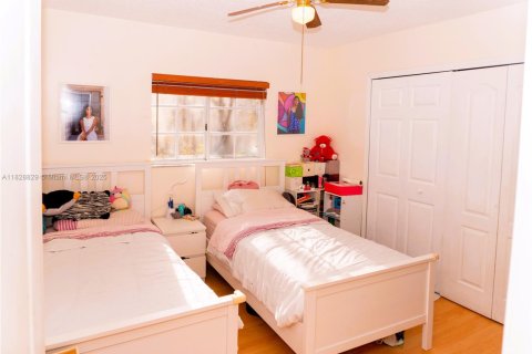 Townhouse in Miami, Florida 3 bedrooms, 171.68 sq.m. № 2018787 - photo 11