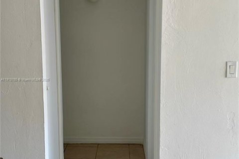 Condo in Miami, Florida, 1 bedroom  № 1969325 - photo 5