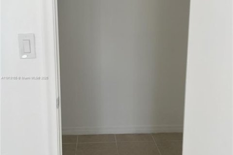 Condo in Miami, Florida, 1 bedroom  № 1969325 - photo 6