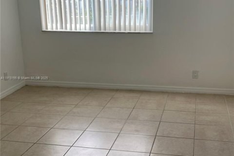 Condo in Miami, Florida, 1 bedroom  № 1969325 - photo 3