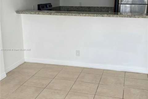 Condo in Miami, Florida, 1 bedroom  № 1969325 - photo 2