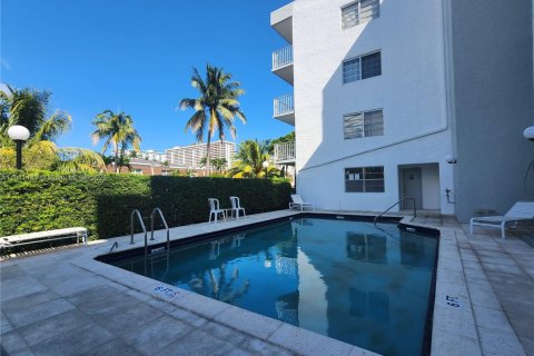 Снять в аренду квартиру в Норт-Майами-Бич, Флорида 2 спальни, 90.12м2, № 1967967 - фото 3