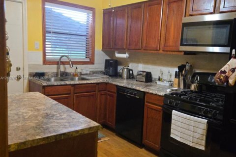 Villa ou maison à louer à Hollywood, Floride: 2 chambres, 144 m2 № 2244698 - photo 6