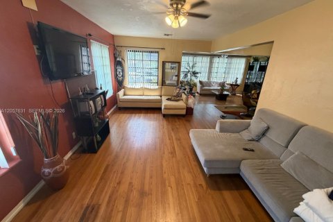 Villa ou maison à louer à Hollywood, Floride: 2 chambres, 144 m2 № 2244698 - photo 2