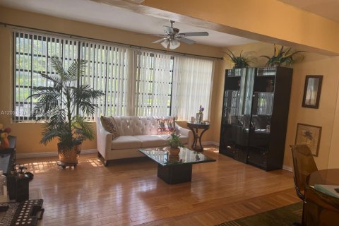 Villa ou maison à louer à Hollywood, Floride: 2 chambres, 144 m2 № 2244698 - photo 3