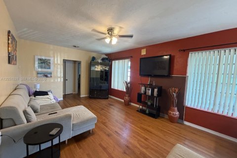 Villa ou maison à louer à Hollywood, Floride: 2 chambres, 144 m2 № 2244698 - photo 5