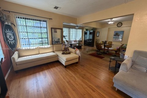 Villa ou maison à louer à Hollywood, Floride: 2 chambres, 144 m2 № 2244698 - photo 4