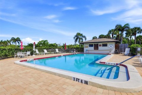 Condo in Sarasota, Florida, 2 bedrooms № 2167417 - photo 2