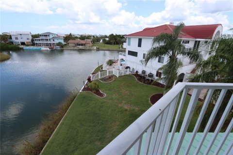 House in Hernando Beach, Florida 3 bedrooms, 269.04 sq.m. № 1802371 - photo 6