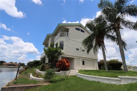 House in Hernando Beach, Florida 3 bedrooms, 269.04 sq.m. № 1802371 - photo 4