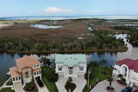 House in Hernando Beach, Florida 3 bedrooms, 269.04 sq.m. № 1802371 - photo 2