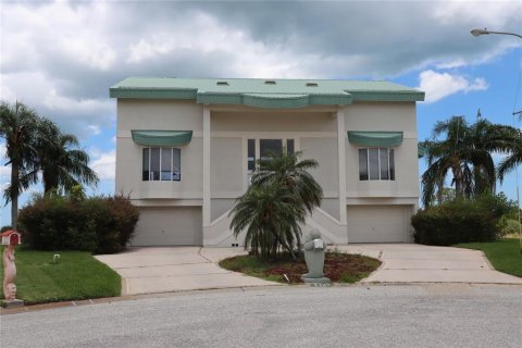House in Hernando Beach, Florida 3 bedrooms, 269.04 sq.m. № 1802371 - photo 1