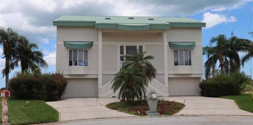 House in Hernando Beach, Florida 3 bedrooms, 269.04 sq.m. № 1802371