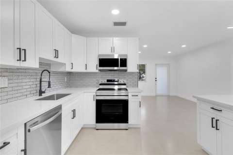 Casa en venta en Miami, Florida, 4 dormitorios, 142.88 m2 № 2172594 - foto 12