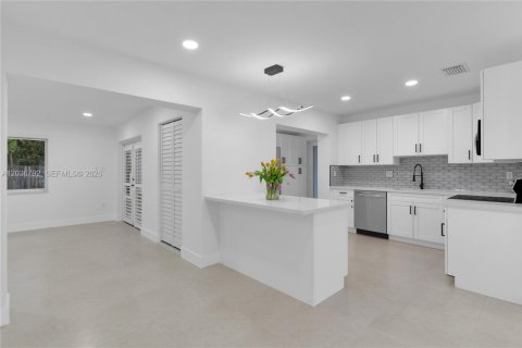 Casa en venta en Miami, Florida, 4 dormitorios, 142.88 m2 № 2172594 - foto 9
