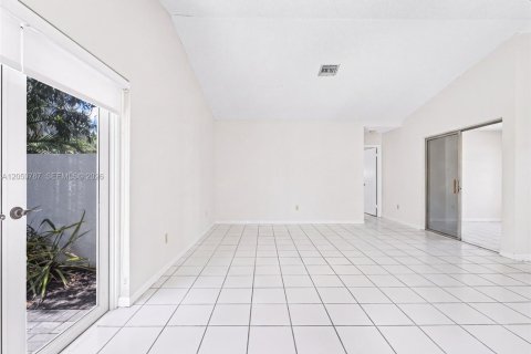 Villa ou maison à vendre à Miami, Floride: 3 chambres, 129.69 m2 № 2259799 - photo 9