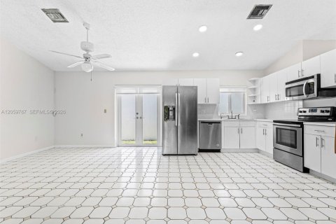 Villa ou maison à vendre à Miami, Floride: 3 chambres, 129.69 m2 № 2259799 - photo 16