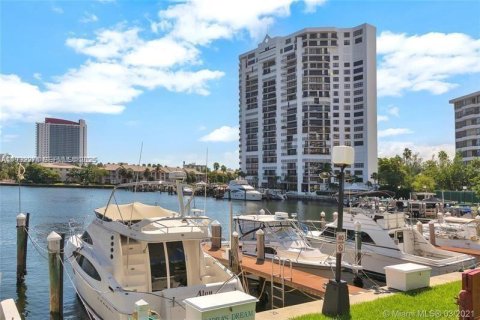 Condominio en venta en Hallandale Beach, Florida, 2 dormitorios, 118.91 m2 № 2034791 - foto 15