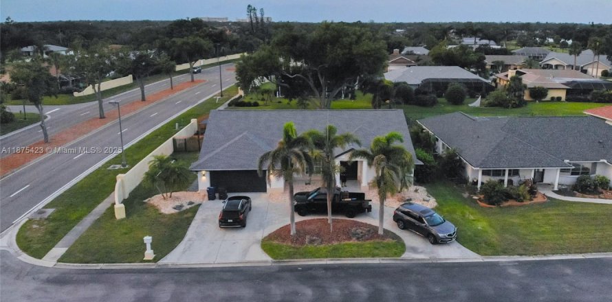 House in Venice, Florida 3 bedrooms, 187.66 sq.m. № 1926893