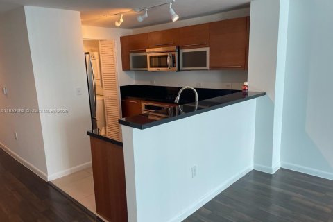 Condo in Miami, Florida, 1 bedroom  № 1809246 - photo 1