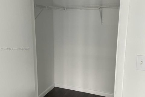Condo in Miami, Florida, 1 bedroom  № 1809246 - photo 5