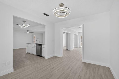 Casa en venta en Royal Palm Beach, Florida, 3 dormitorios, 224.64 m2 № 2246019 - foto 13
