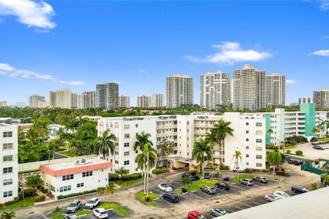 Condominio en alquiler en Hallandale Beach, Florida, 1 dormitorio, 78.97 m2 № 1979272 - foto 1