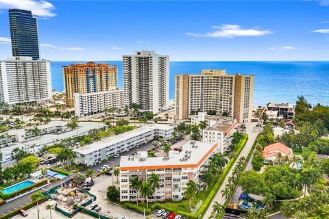 Condominio en alquiler en Hallandale Beach, Florida, 1 dormitorio, 78.97 m2 № 1979272 - foto 4
