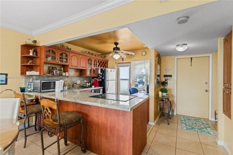 Condominio en alquiler en Hallandale Beach, Florida, 1 dormitorio, 78.97 m2 № 1979272 - foto 16